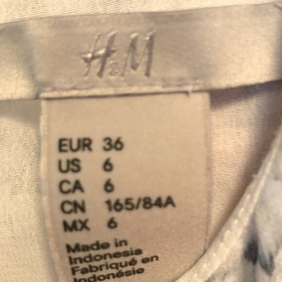 H&M sleeveless blouse/ white w abstract grey pattern - Picture 7 of 10
